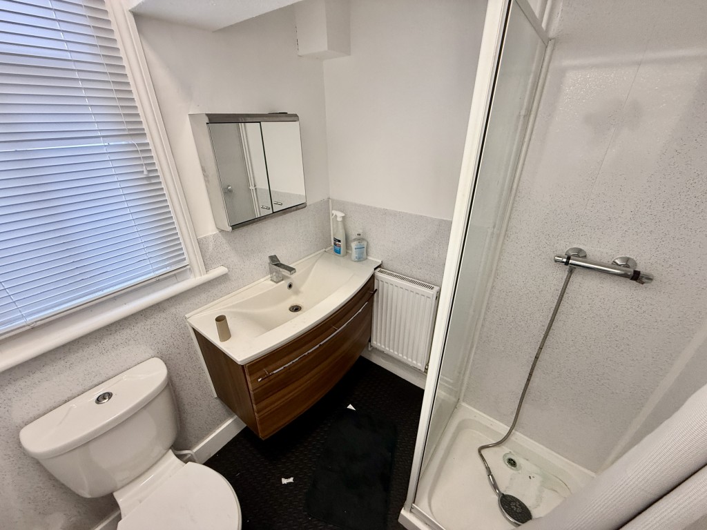 Lot: 171 - VACANT MIXED-USE PROPERTY IN TOWN CENTRE - Second floor - shower room with W.C.